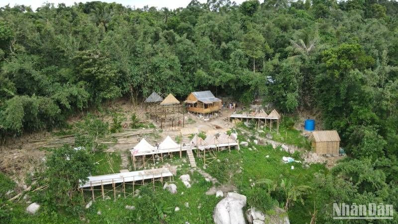 Các homestay xây dựng tự phát trên Núi Cấm.