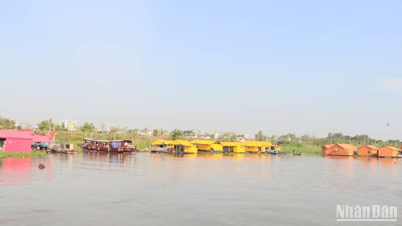 Quang cảnh Làng bè sắc màu trên sông Châu Đốc.