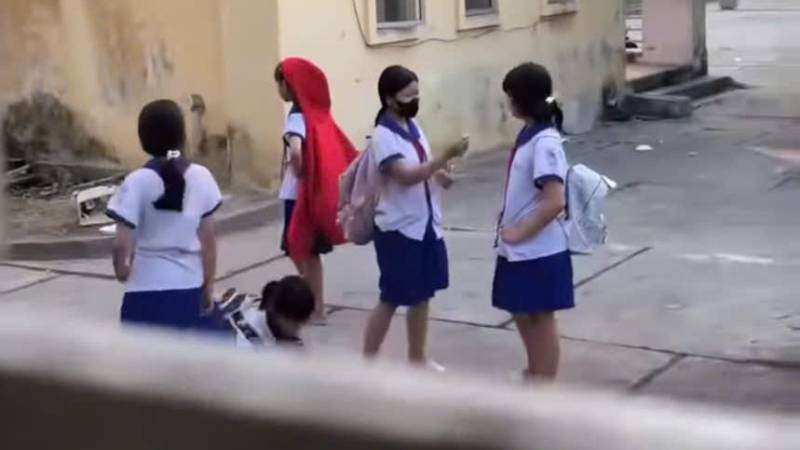 Hình ảnh các nữ sinh hút thuốc.