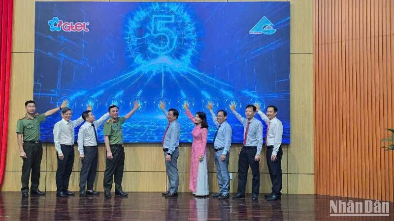 Các đại biểu bấm nút ký kết thỏa thuận hợp tác chuyển đối số.