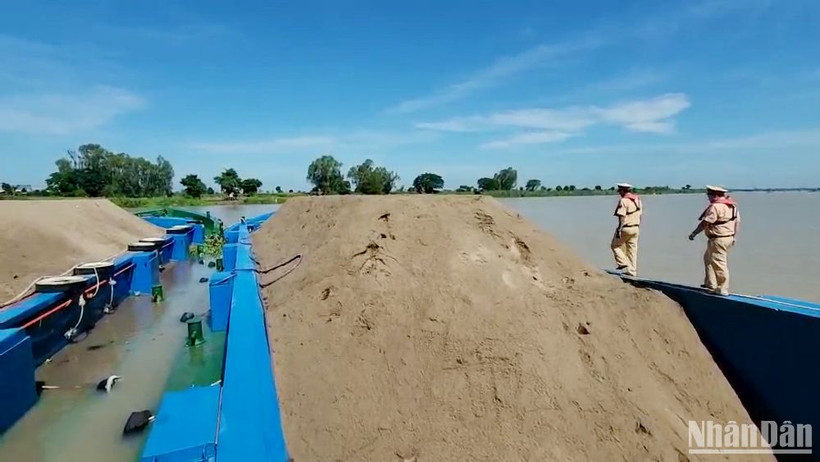 Các sà-lan chở cát bị tạm giữ.