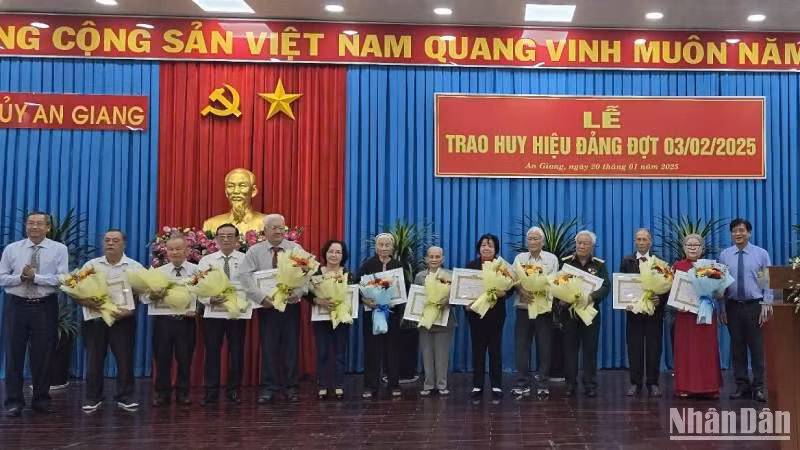Ban Thường vụ Tỉnh ủy An Giang trao Huy hiệu Đảng tặng các đảng viên cao niên tuổi Đảng.
