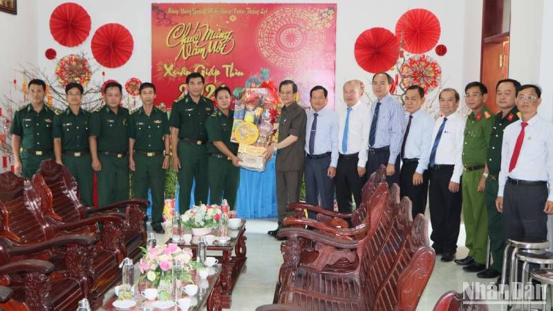 Đoàn tặng quà các chiến sĩ Biên phòng.