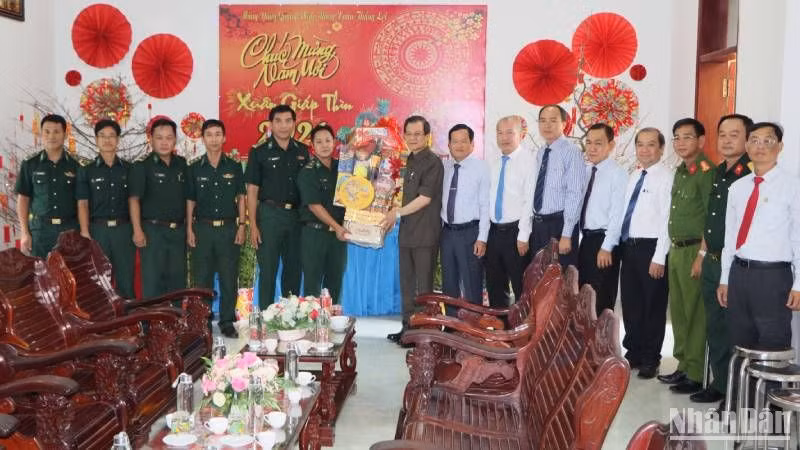 Đoàn tặng quà các chiến sĩ Biên phòng.