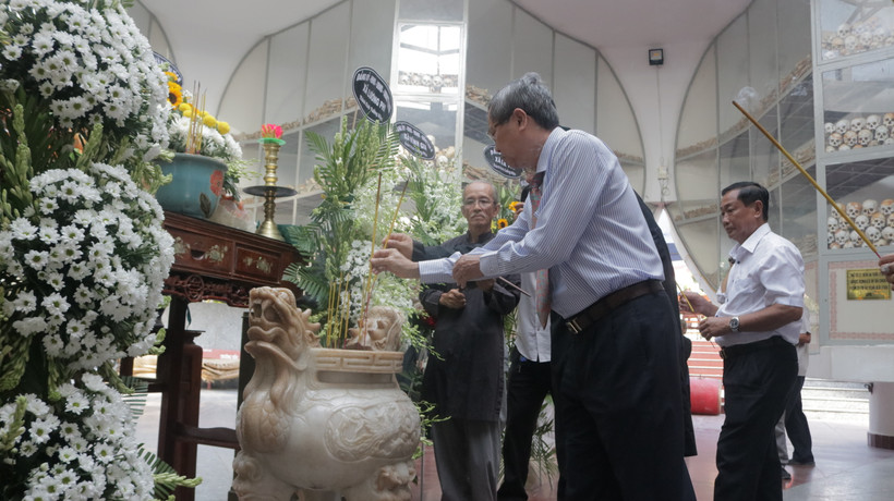 Các đại biểu thắp nhang tưởng nhớ những người dân vô tội bị sát hại.