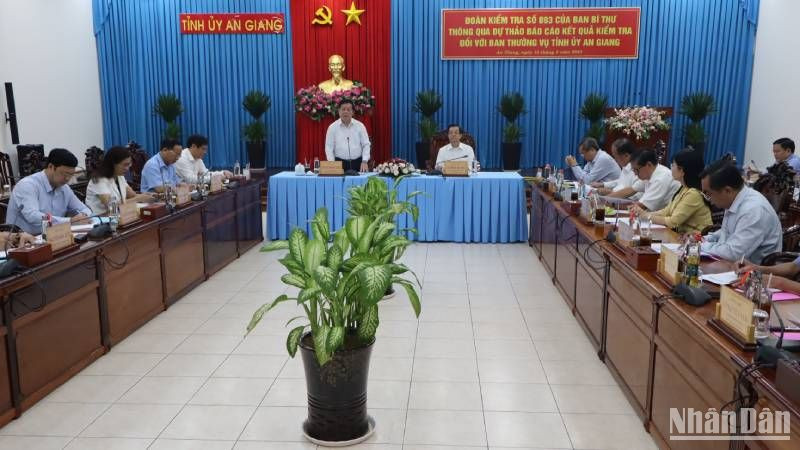 Đồng chí Nguyễn Trọng Nghĩa phát biểu tại buổi làm việc.