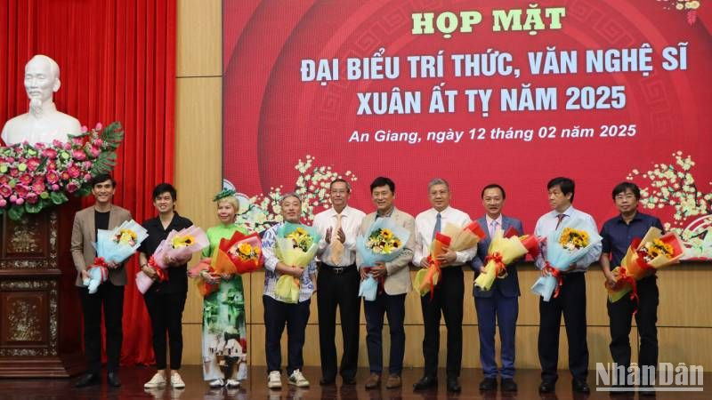 Lãnh đạo tỉnh An Giang tặng quà chúc mừng các trí thức, văn nghệ sĩ tiêu biểu của tỉnh.