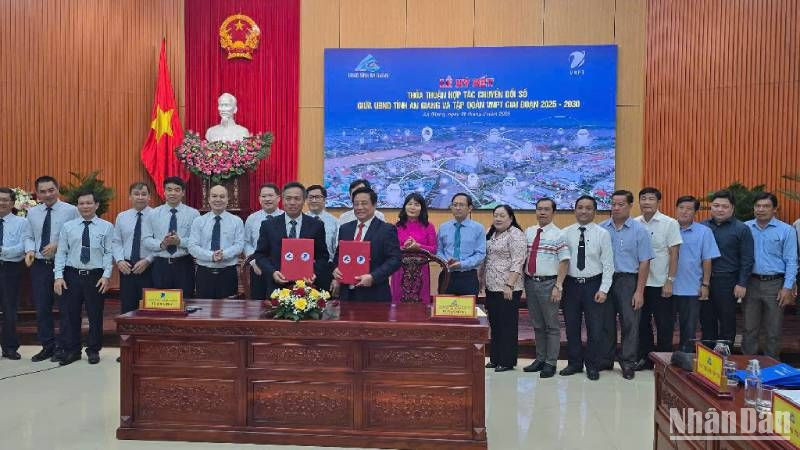 Quang cảnh buổi ký kết.