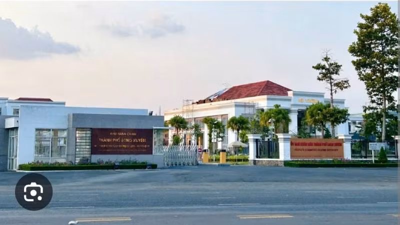 Trụ sở Ủy ban nhân dân Thành phố Long Xuyên.