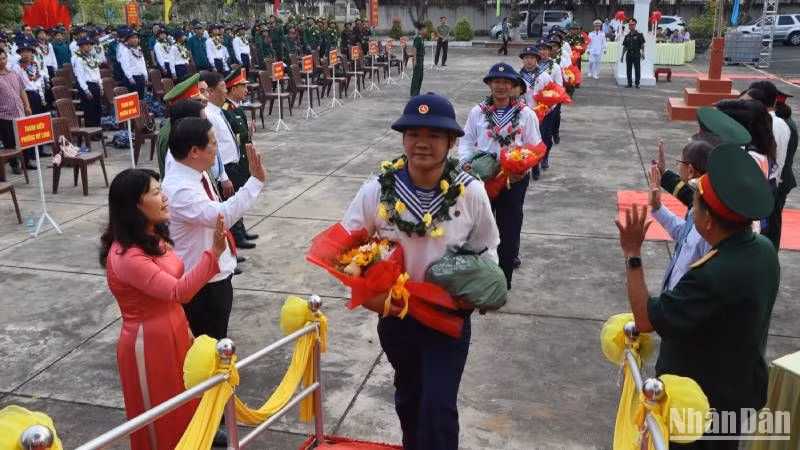 Thanh niên tỉnh An Giang lên đường nhập ngũ.
