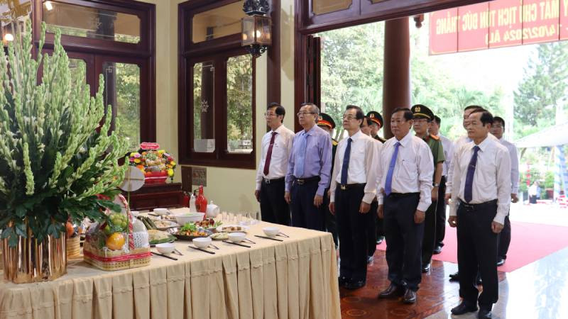 Lãnh đạo tỉnh An Giang mặc niệm tưởng nhớ Bác Tôn.