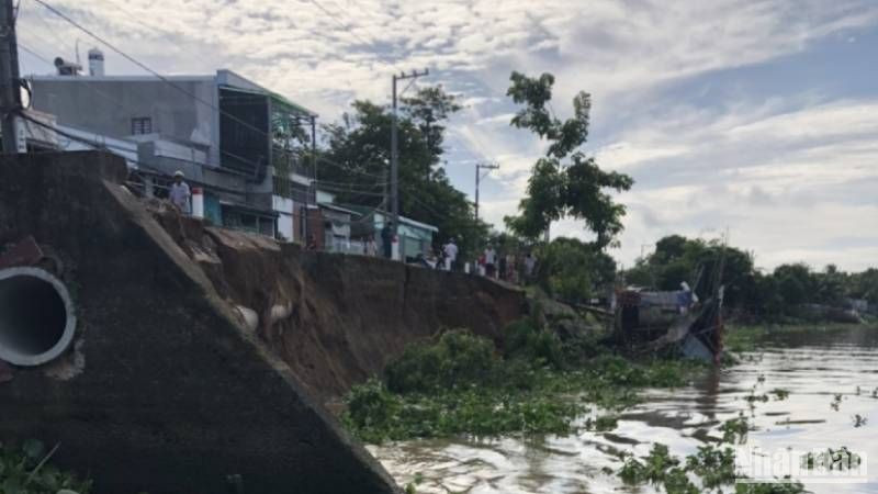 Hiện trường vụ sạt lở đe dọa nhà của 8 hộ dân.