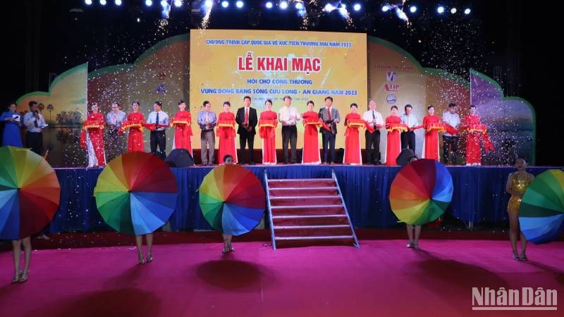 Quang cảnh khai mạc hội chợ
