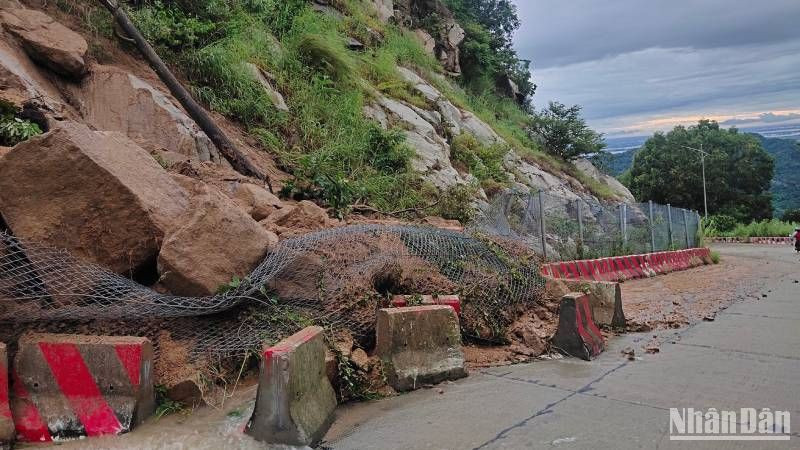 Hiện trường sạt lở trên núi Cấm.