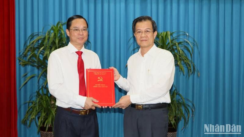 Đồng chí Lê Hồng Quang trao quyết định điều động ông Thái Minh Hiển giữ chức vụ Giám đốc Sở Tài nguyên và Môi trường An Giang.