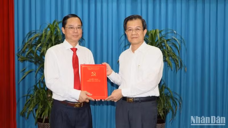 Đồng chí Lê Hồng Quang trao quyết định điều động ông Thái Minh Hiển giữ chức vụ Giám đốc Sở Tài nguyên và Môi trường An Giang.