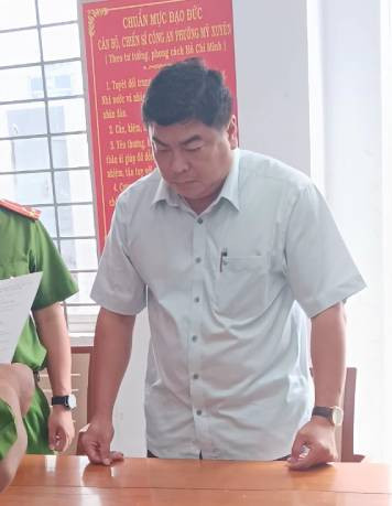 Công an tỉnh An Giang đọc lệnh bắt tạm giam bị can Nguyễn Bảo Sinh.