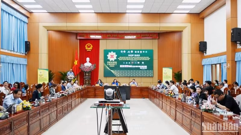 Quang cảnh buổi họp báo.