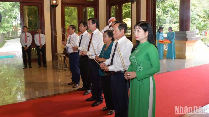 Đại diện lãnh đạo tỉnh An Giang thắp hương tưởng nhớ Bác Tôn