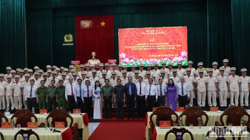 Các đại biểu chụp ảnh lưu niệm tại buổi lễ.