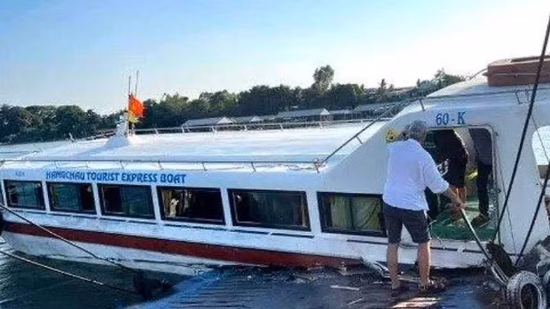 Vụ va chạm làm 3 người trên tàu cao tốc bị thương.