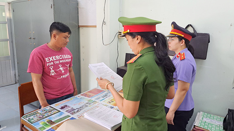 Công an thị xã Tân Châu đọc lệnh bắt giữ Phan Thành Được.