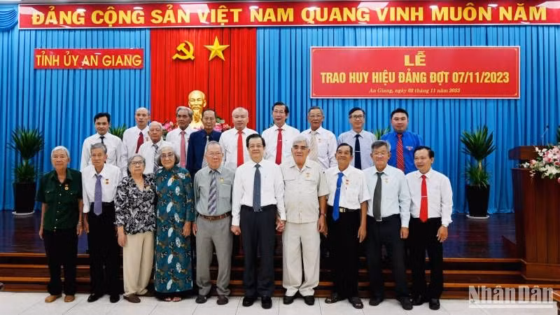 Lãnh đạo tỉnh An Giang chụp ảnh lưu niệm cùng các đảng viên cao niên tuổi Đảng.