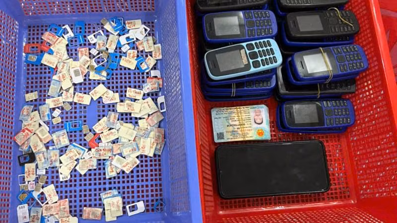 Tang vật liên quan vụ lừa đảo.