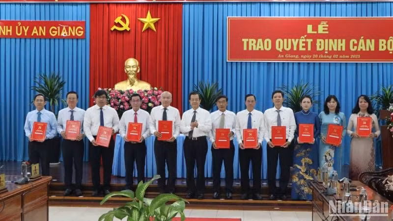 Lãnh đạo tỉnh An Giang trao quyết định cho các cán bộ.