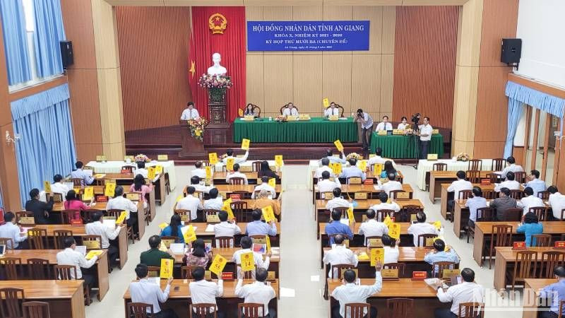 Các đại biểu biểu quyết thông qua các nghị quyết.