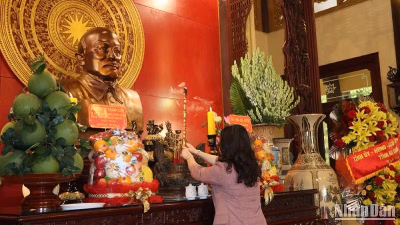 Phó Chủ tịch nước Võ Thị Ánh Xuân dâng hương tưởng nhớ Bác Tôn