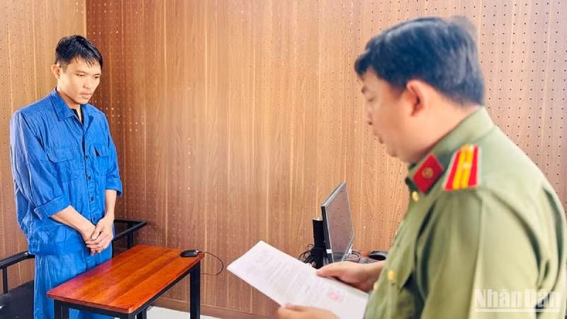 Công an tỉnh đọc lệnh khởi tố bị can Nguyễn Trường Giang.