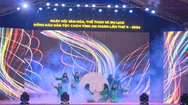 Các nghệ sĩ Chăm biễu diễn nghệ thuật văn hóa Chăm
