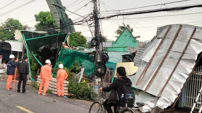Dông lốc làm tốc mái nhiều nhà dân ở huyện An Phú, tỉnh An Giang