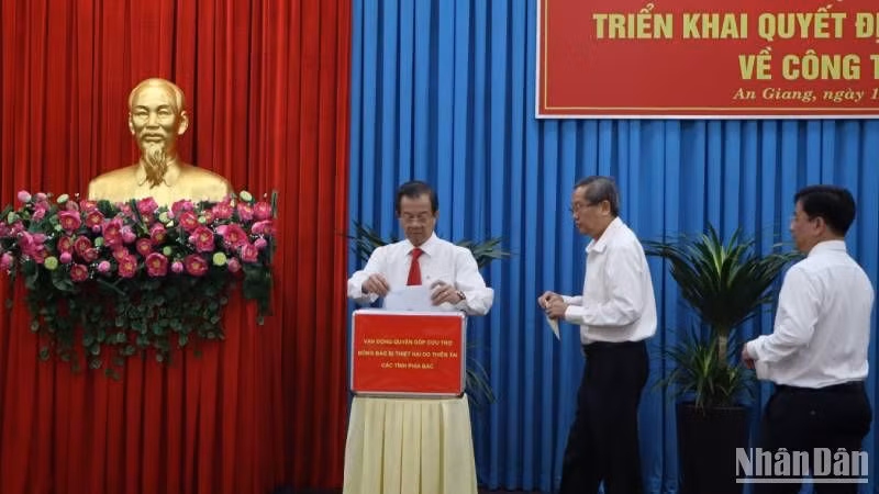 Lãnh đạo tỉnh An Giang ủng hộ đồng bào bị lũ lụt.