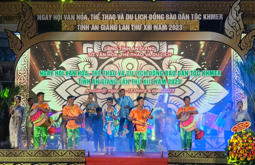 Đồng bào dân tộc Khmer biễu diễn văn hóa nghệ thuật.