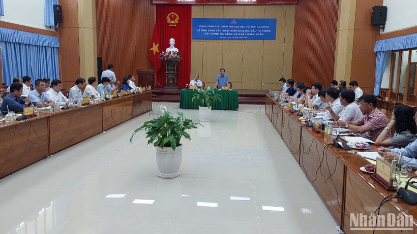 Quang cảnh buổi làm việc.