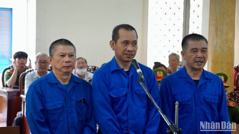 3 bị cáo lĩnh tổng cộng 53 tháng tù giam.