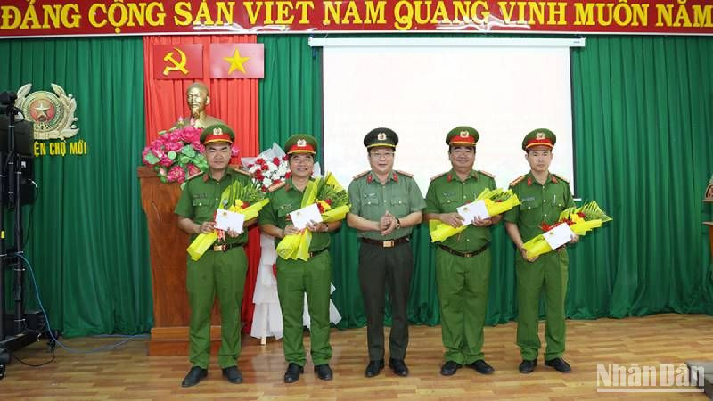 Đại tá Lâm Phước Nguyên, Giám đốc Công an tỉnh An Giang, trao thưởng nóng của Chủ tịch Ủy ban nhân dân tỉnh cho 4 tập thể đã phá án nhanh