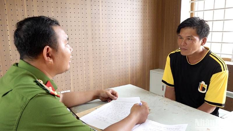 Công an bắt giữ Trần Minh Quân (bên phải) để điều tra về hành vi gây rối trật tự công cộng.