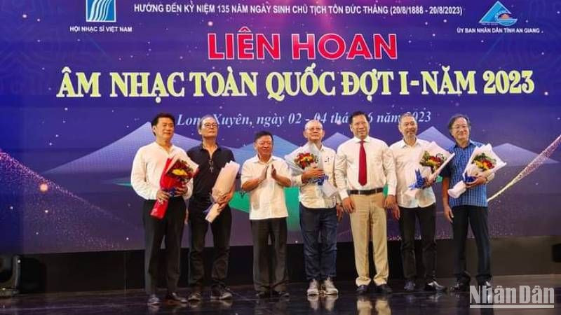Lãnh đạo tỉnh An Giang tặng hoa cho các nhạc sĩ.
