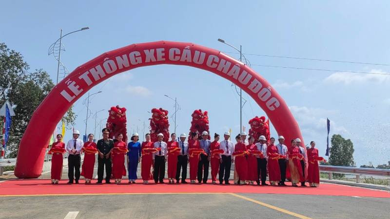 Lễ thông xe cầu Châu Đốc.