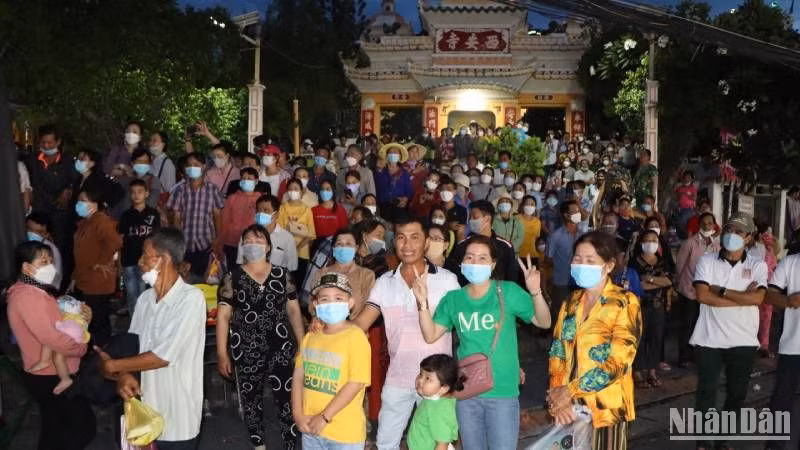 Lễ hội vía Bà Chúa Xứ núi Sam luôn thu hút đông đảo du khách đến tham quan. (Ảnh: THANH DŨNG)