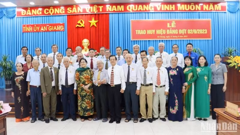 Các đảng viên cao tuổi Đảng chụp ảnh lưu niệm cùng lãnh đạo tỉnh An Giang.