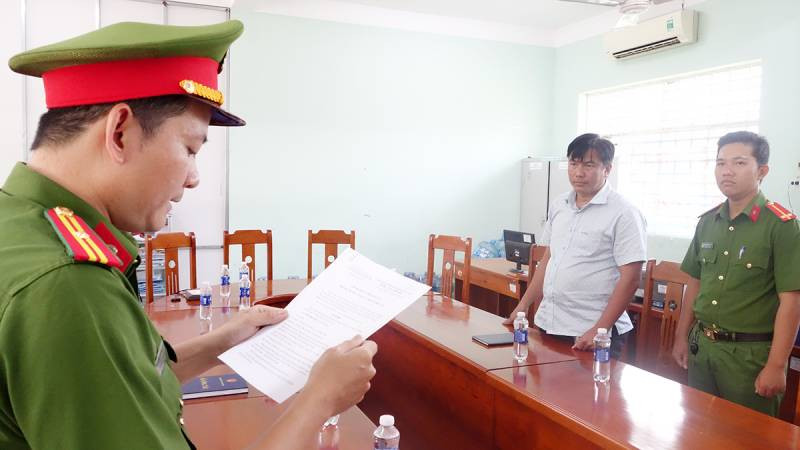 Công an tỉnh An Giang đọc lệnh bắt tạm giam Trần Phú Hào.