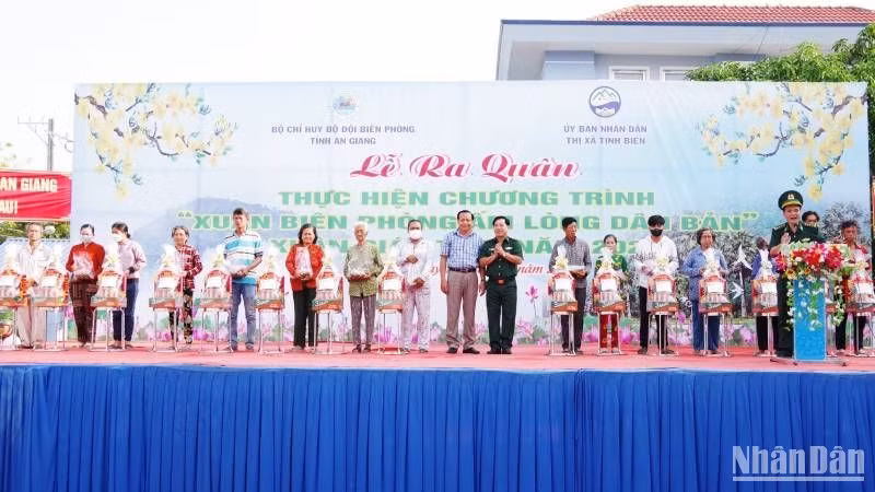 Quang cảnh Lễ ra quân "Xuân biên giới - Ấm lòng dân bản".