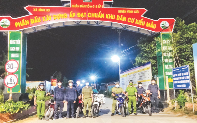 Lực lượng Công an xã Bình Lợi, huyện Vĩnh Cửu tuần tra đêm, bảo đảm an ninh trật tự.