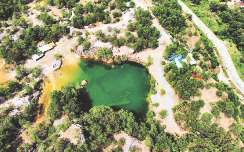 Hồ Tà Pạ quanh năm nước đầy ắp trên đỉnh đồi Tà Pạ.