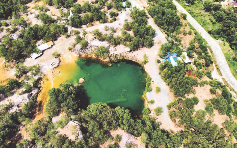 Hồ Tà Pạ quanh năm nước đầy ắp trên đỉnh đồi Tà Pạ.