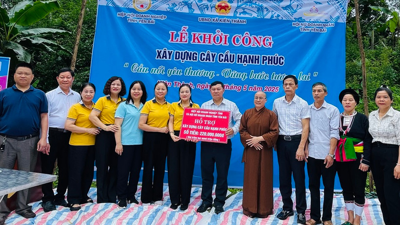 Các đơn vị trao hỗ trợ 220 triệu đồng xây cầu tại xã Kiên Thành, huyện Trấn Yên. (Ảnh: THANH SƠN)